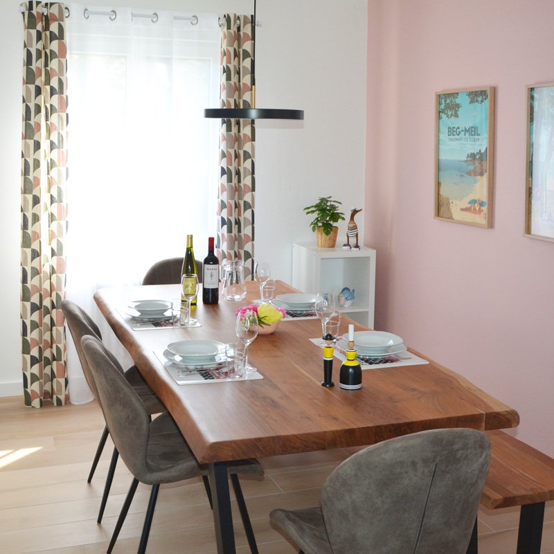 Ferienhaus-mieten-villa-mana-bretagne-esszimmer-gedeckter-tisch