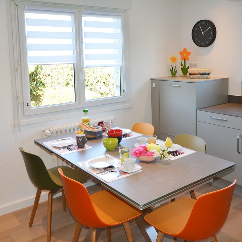 Ferienhaus-mieten-villa-mana-bretagne-wohnkueche-gedeckter-esstisch