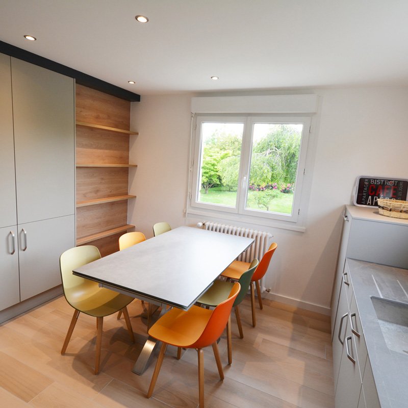 Ferienhaus-mieten-villa-mana-bretagne-wohnkueche-mit-esstisch